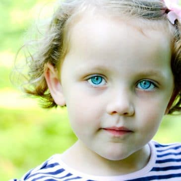 fille yeux bleus