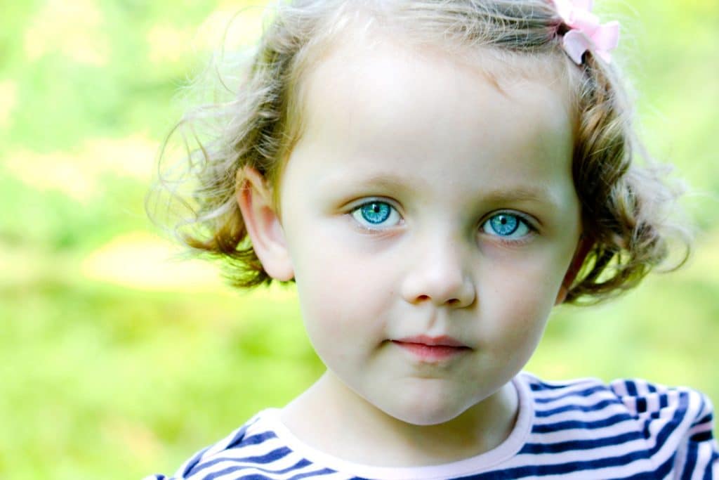 fille yeux bleus