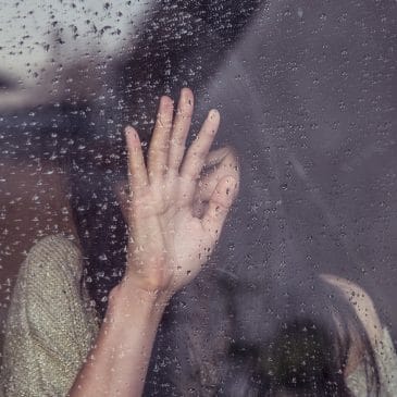 femme pleure fenêtre