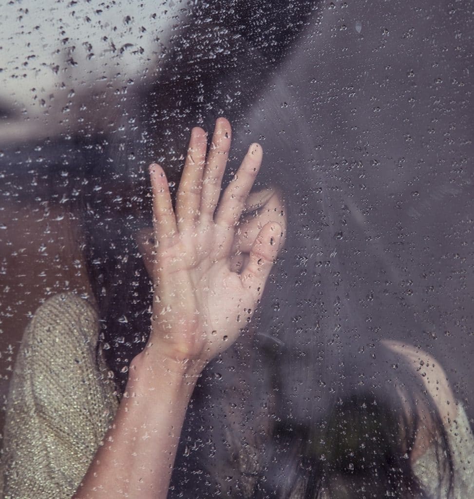 femme pleure fenêtre