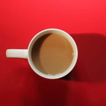 tasse de café fond rouge
