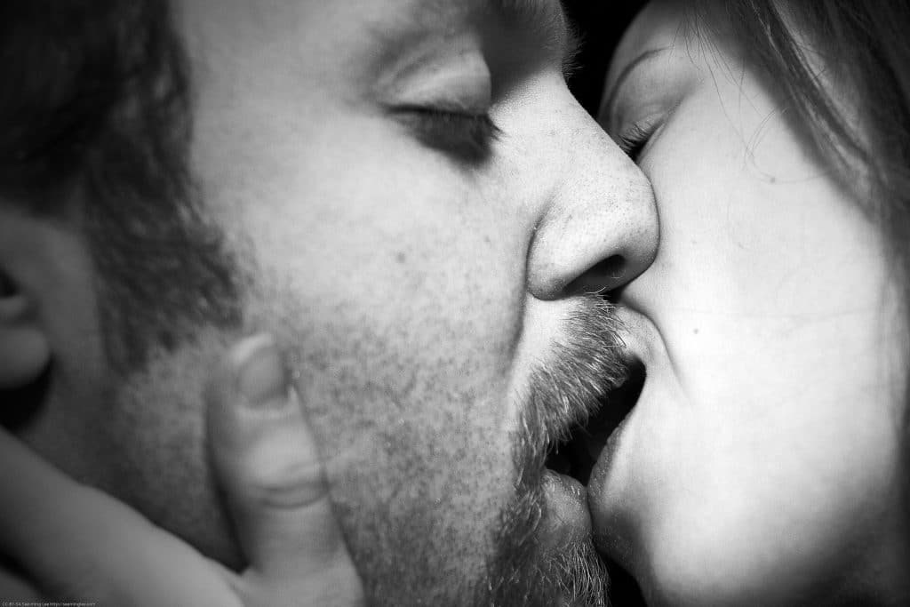 couple kiss black and white