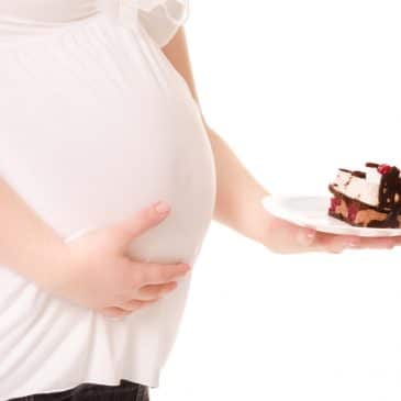 pregnant woman want to eat cake