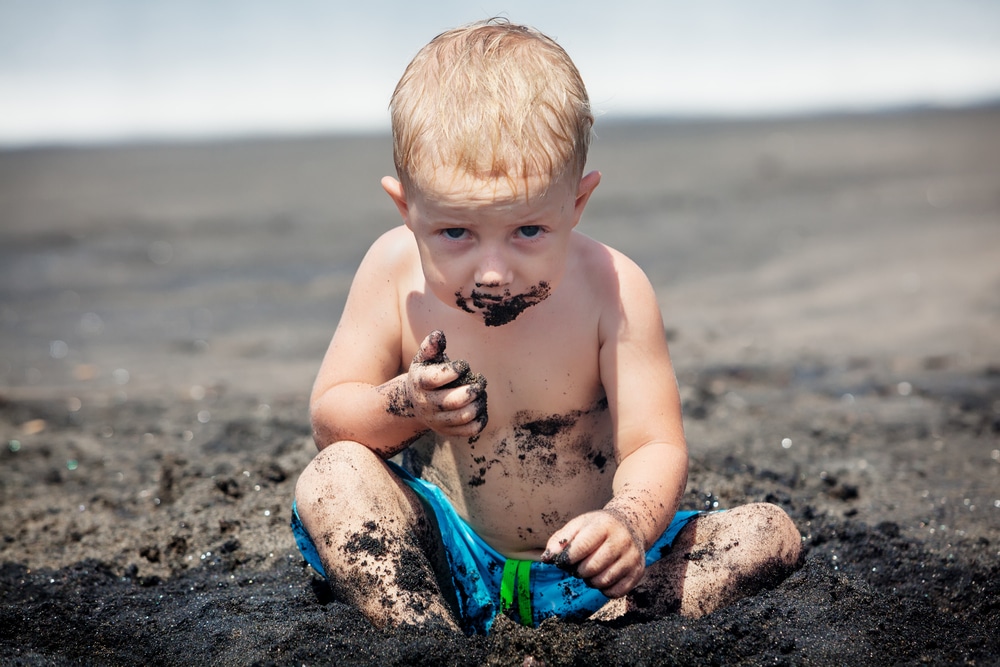 kid eat sand