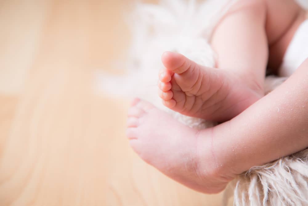 baby feet newborn