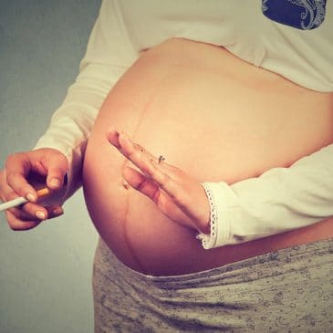 woman pregnant with cigaret