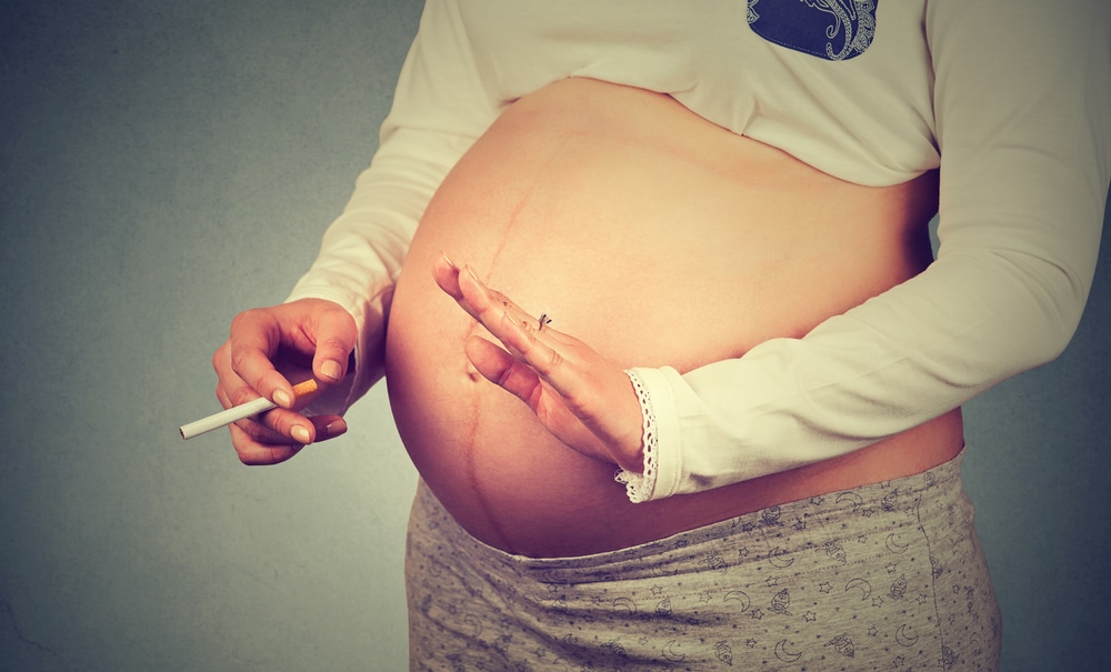 woman pregnant with cigaret