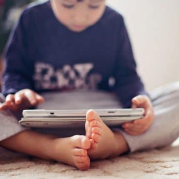 kid play with iPad