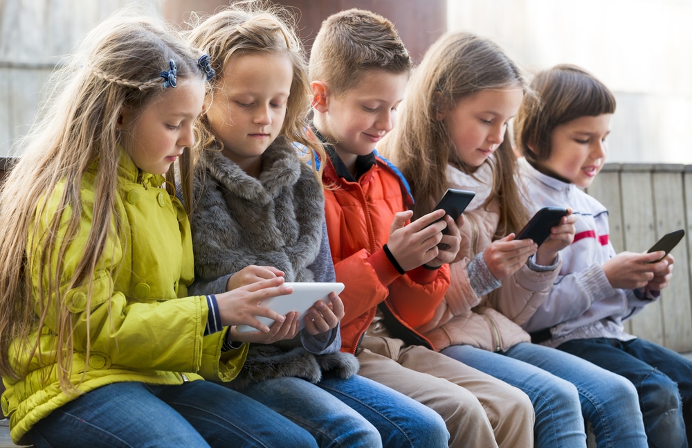 kids with tablets and cellphones