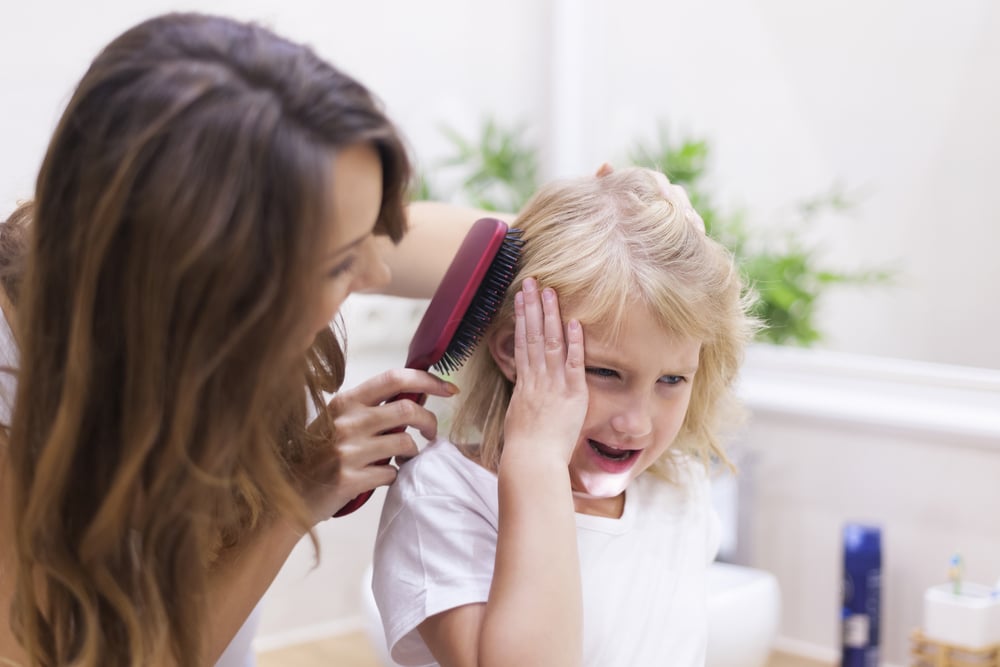 mother brush daughter's hair hurt