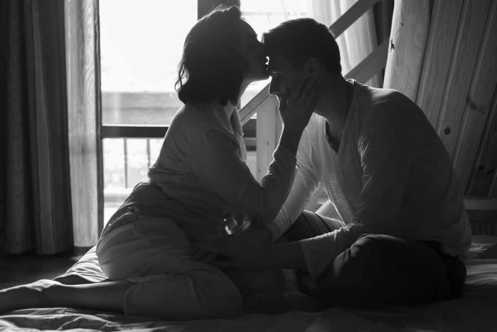 couple kissing black and white