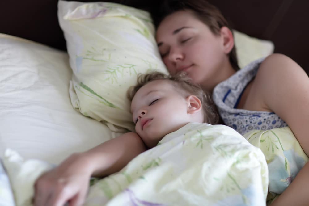 mother sleep with son in bed
