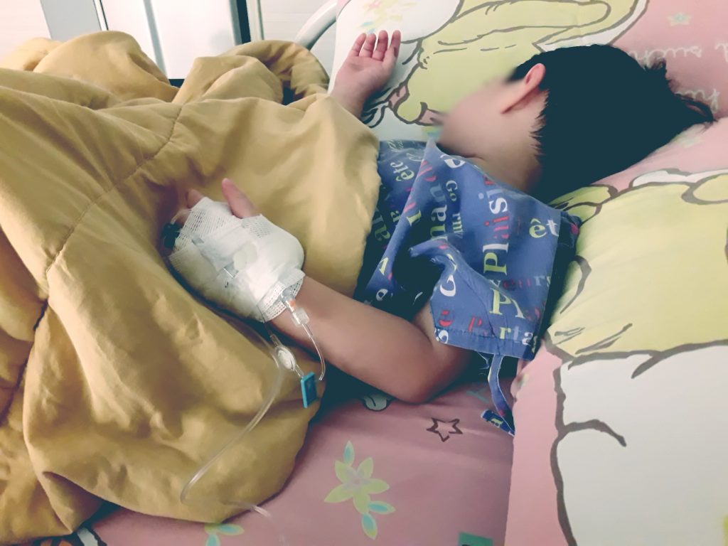 kid in hospital bed