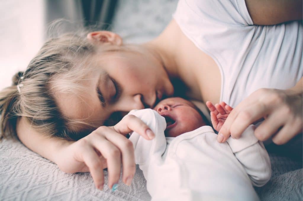 mother sleep with newborn