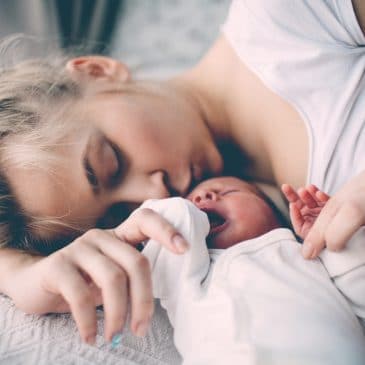 mother sleep with newborn