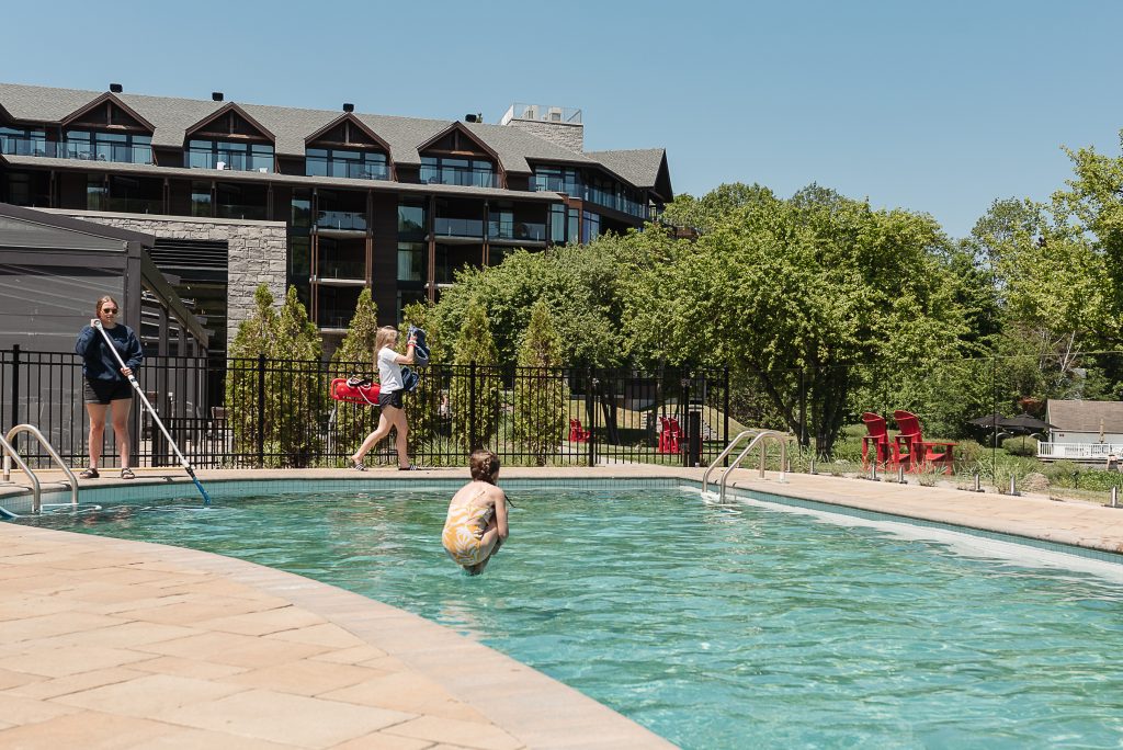 Hôtel-resort Entourage sur-le-Lac piscine
