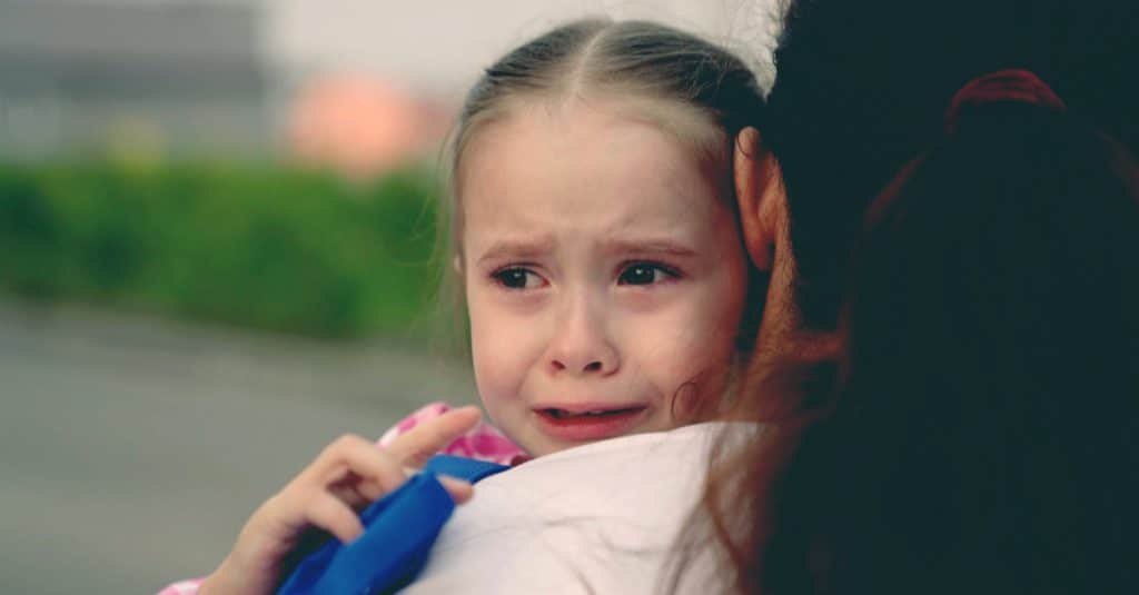 petite fille pleure