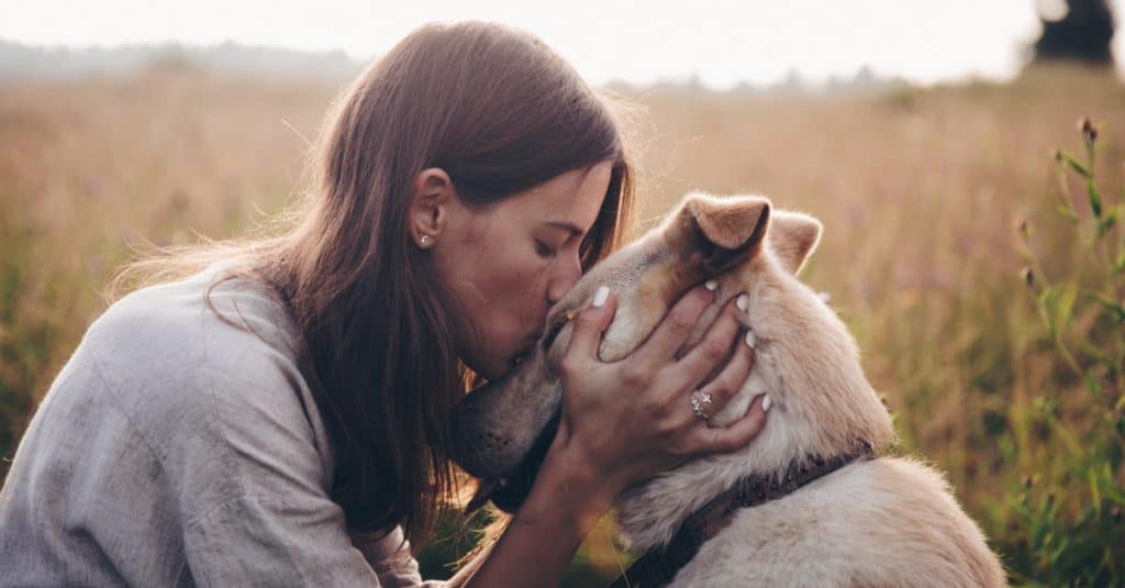 femme embrasse chien