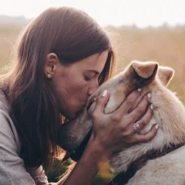 femme embrasse chien