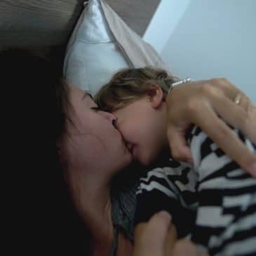 maman embrasse enfant