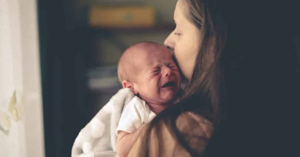 maman embrasse bébé qui pleure