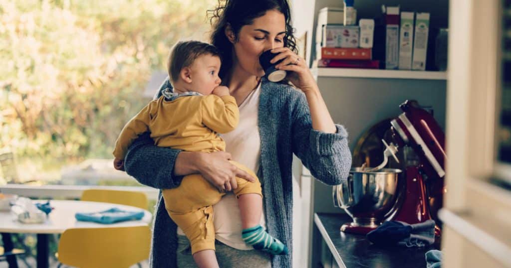 maman boit café avec bébé