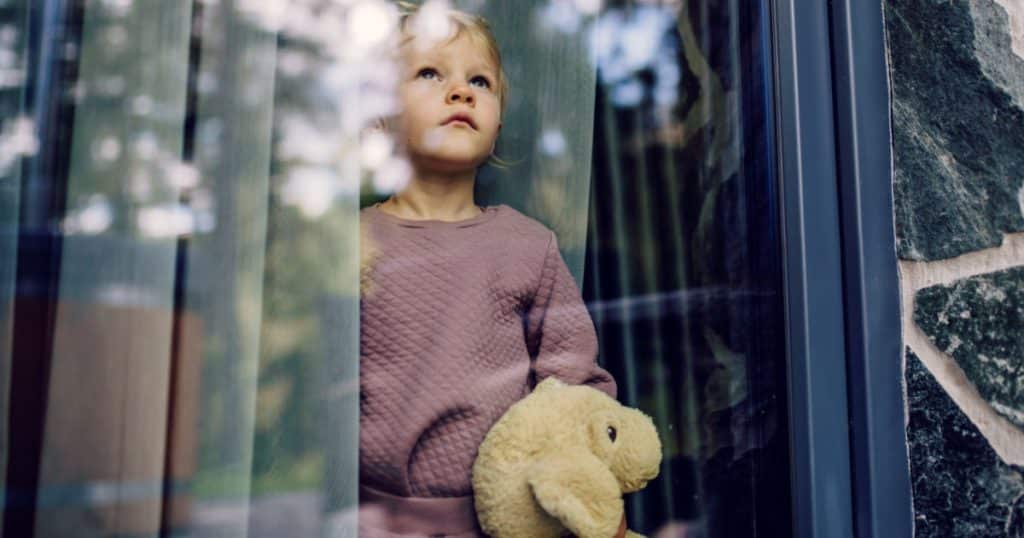 séparation parent enfant triste fenêtre