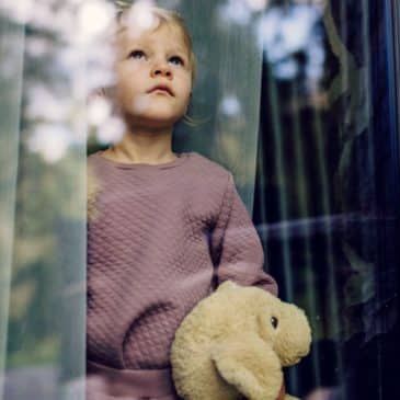 séparation parent enfant triste fenêtre