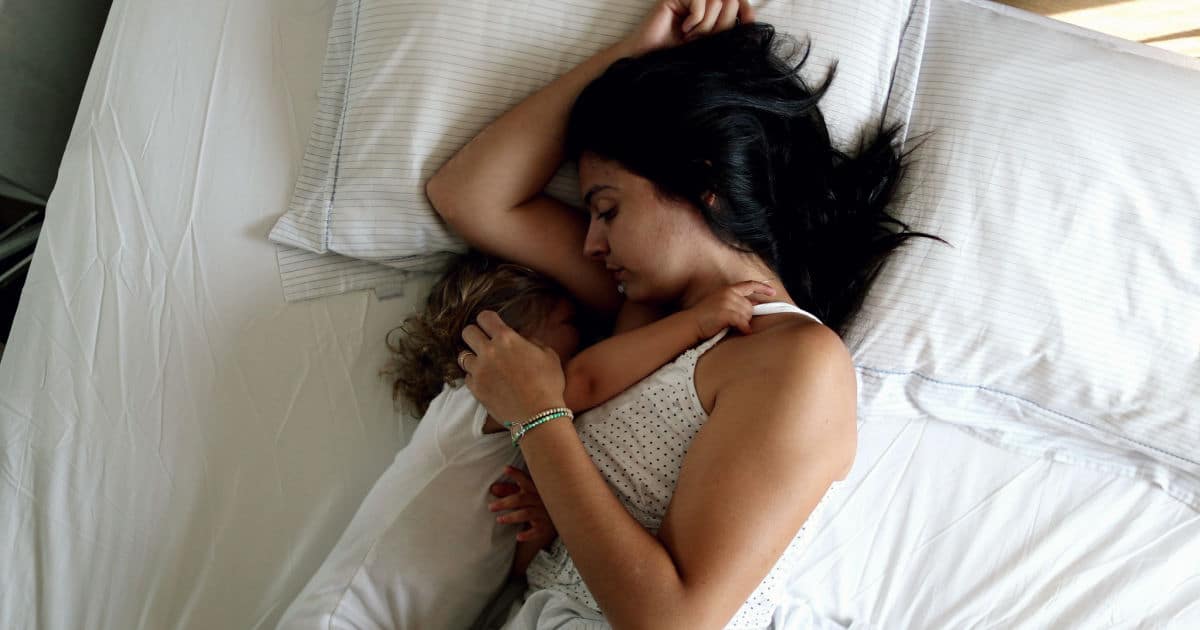 maman couchée avec enfant dans lit