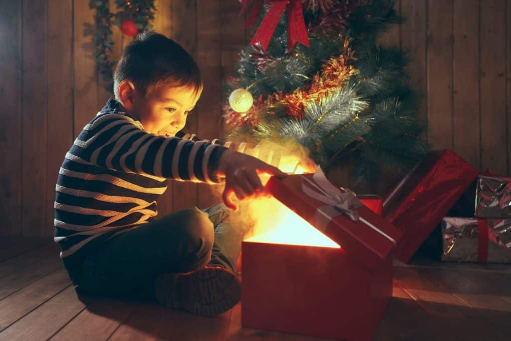 boîte magique de Noël avec garçon
